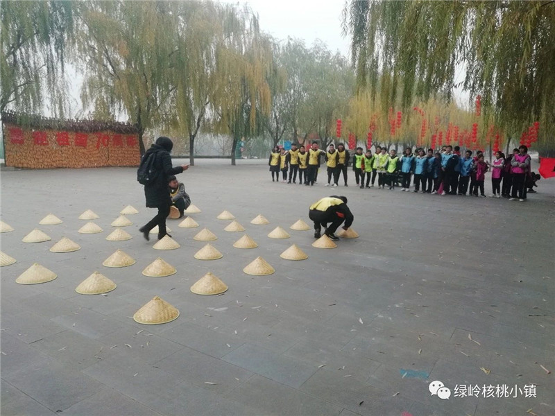 今年11月份綠嶺核桃小鎮(zhèn)迎來(lái)主題教育又一高峰期